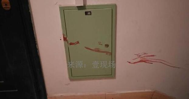 北京通州一男子砍死父亲 小区单元门内有多个血脚印