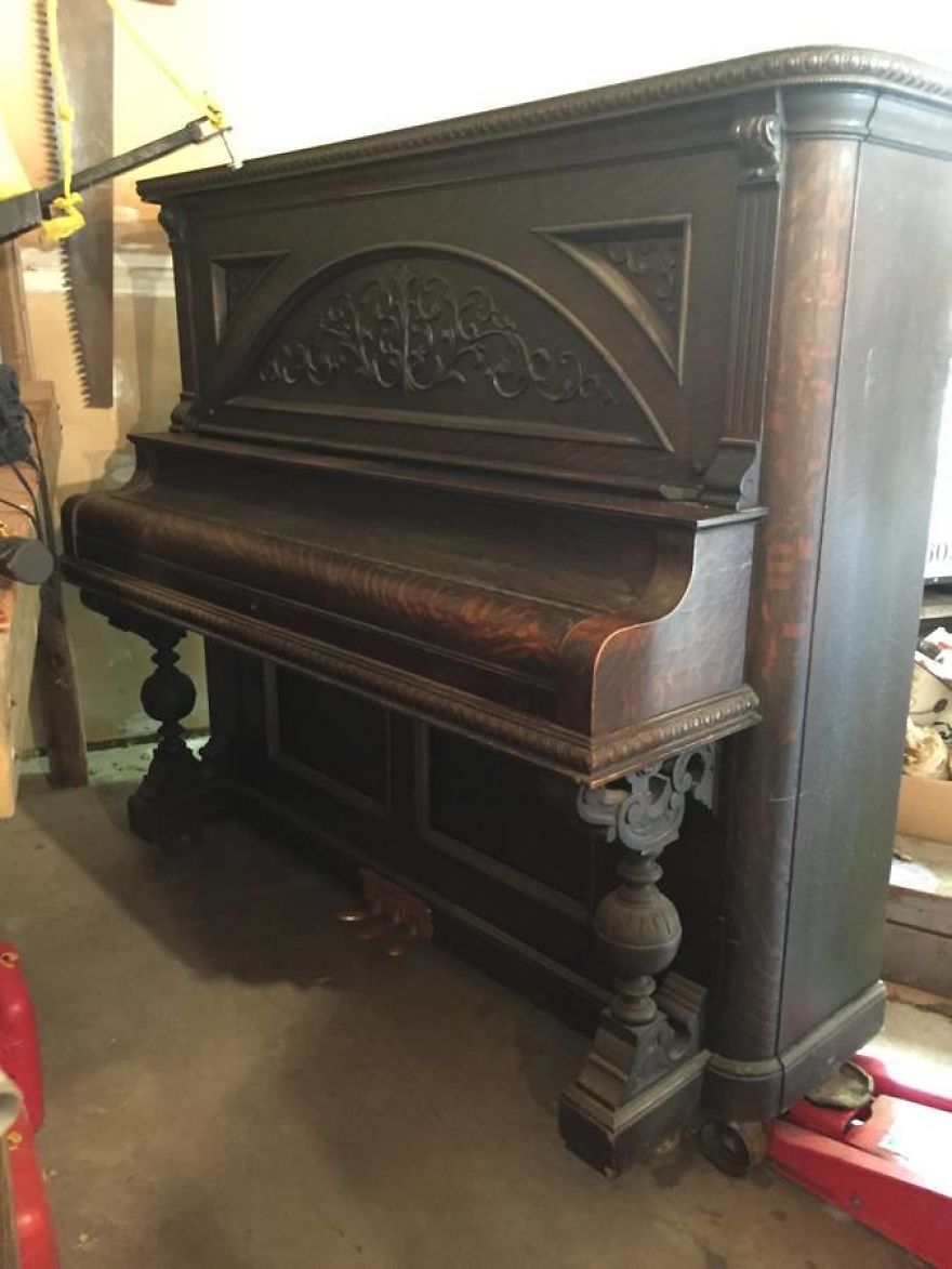 这架有110年历史的古董钢琴 被人改造成一张书桌