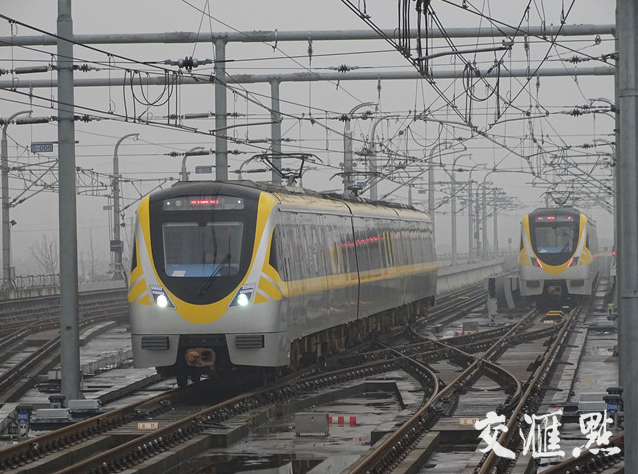 南京地铁S9号线小长假开通 市民蜂拥体验(组图)