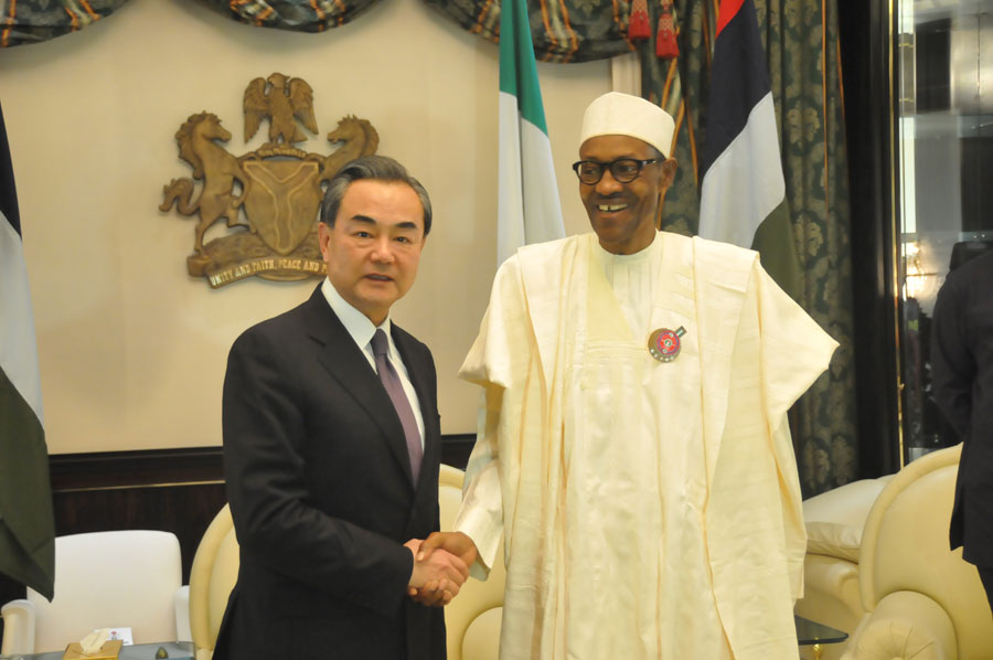 中国外交部长王毅与尼日利亚外长奥尼亚马举行