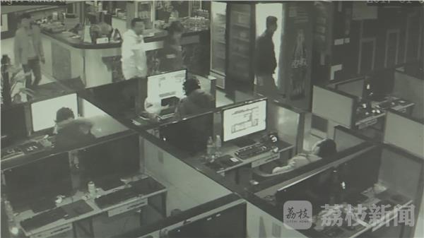 男子上网18小时猝死 网吧巡查员发现时人已经身体僵硬