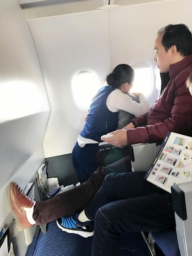 深圳一航班旅客突发不适 空姐跪地15分钟环抱旅客
