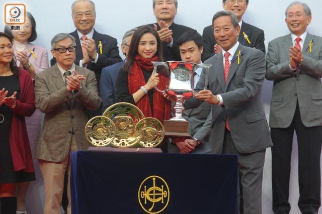 她是阔太也是不老港姐,49岁容貌似29岁(组图)