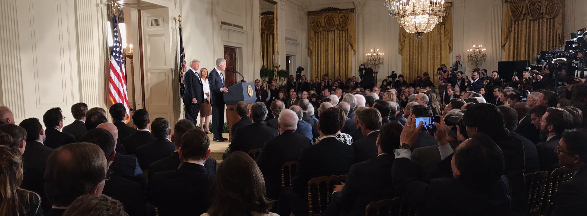 特朗普提名尼尔·戈萨奇为美国最高法院大法官_手机凤凰网