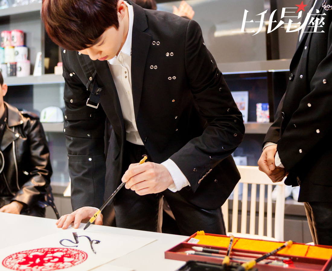 从握笔方式就能猜出签名画风，是EXO队长的威严，“福”字当前落笔，红红火火的过年气氛一下子就衬托出来了！