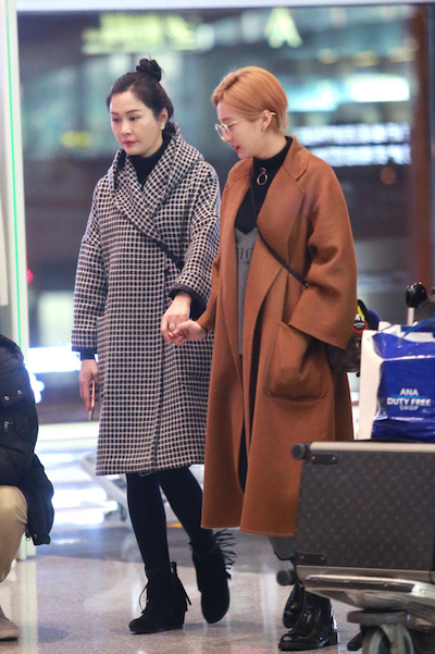 陈冰和家人国外度假归来 机场与妈妈手牵手形同姐妹