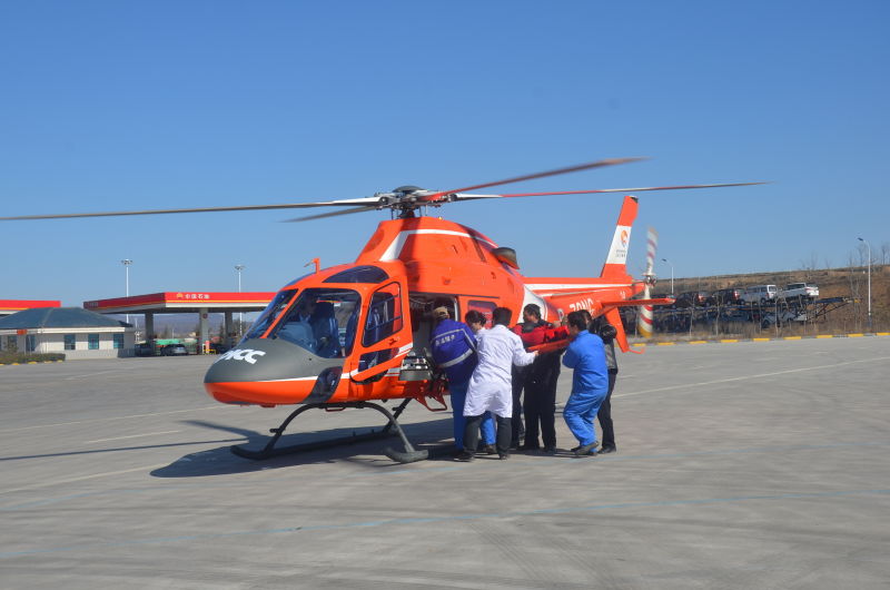 陕西救援直升飞机降高速服务区成功抢救一名患者_陕西频道_凤凰网