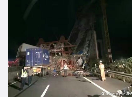 福建一高速公路在建高架桥坍塌 两拖挂车被砸