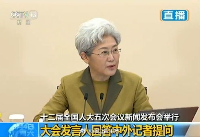 原标题:傅莹:民法总则有关限制民事行为能力年龄下限还在讨论 十二届全国人大五次会议新闻发布会今天上午举行,发言人傅莹回答中外记者提问。就民法总则问题傅莹表示,这次民法总则草案要提交代表审议,现行民法通则1986年制定,30多年中国社会发生了很多变化,民法总则有将新的调整,涉及诸如留守儿童、监护制度、老龄化问题。限制民事行为能力年龄下限6岁还是10岁,大家还在讨论,将进行充分审议。(北青报记者 赵萌)