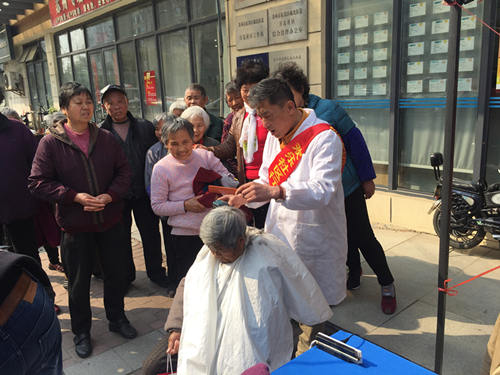 学雷锋活动 打响志愿服务月第一枪