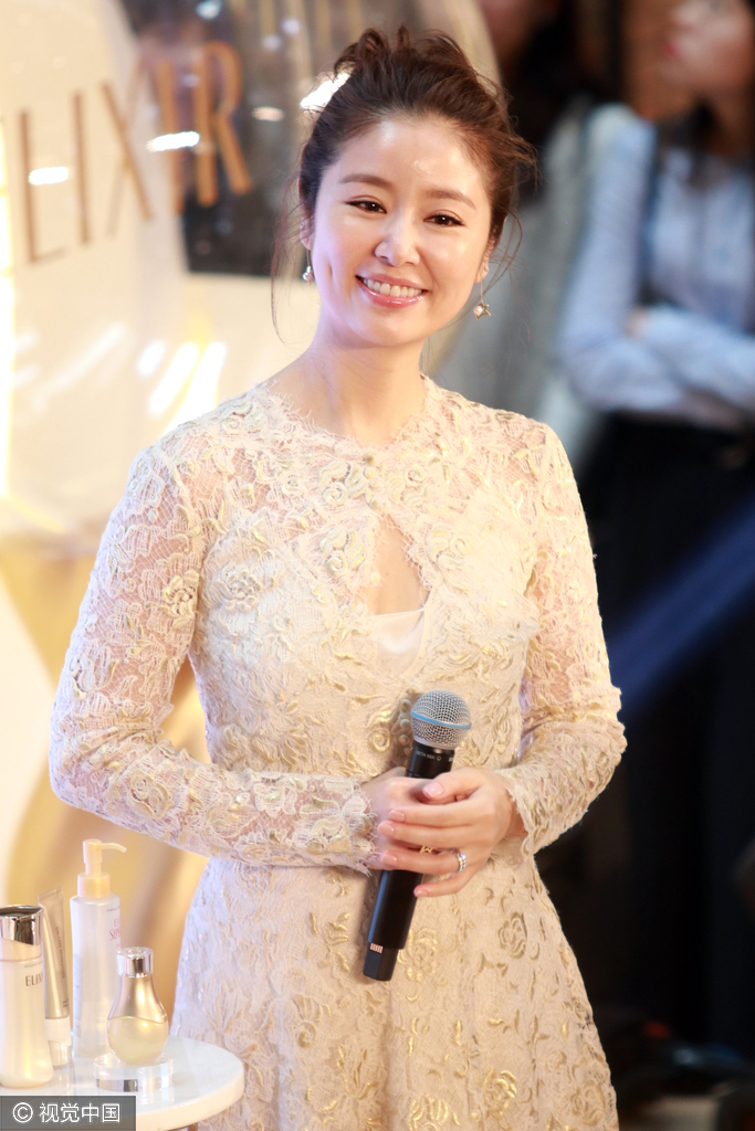 辣妈林心如产后捞金:身材恢复迅速 双手戴婚戒