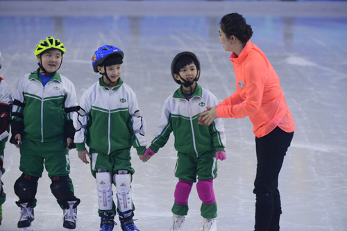 《跨界冰雪王》开学第一堂体育课让孩子们感