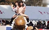 日本一年一度“男根祭”:少女们如此疯狂
