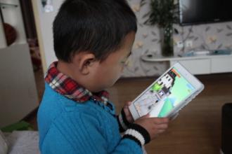 8岁熊孩子玩游戏 偷用亲戚账户花数千元充值