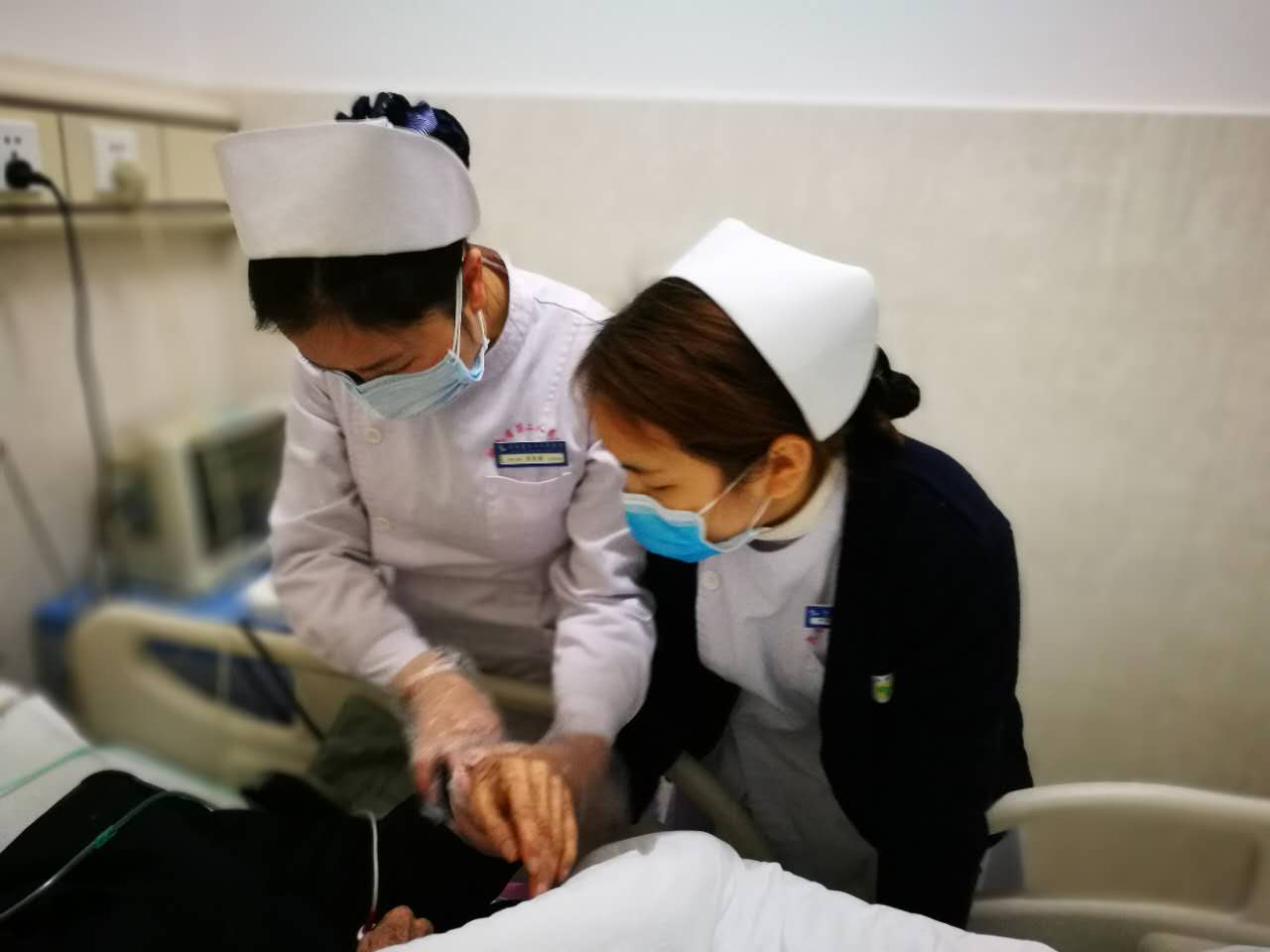 112岁老人住院牵住5代人的心 80岁女婿悉心照顾