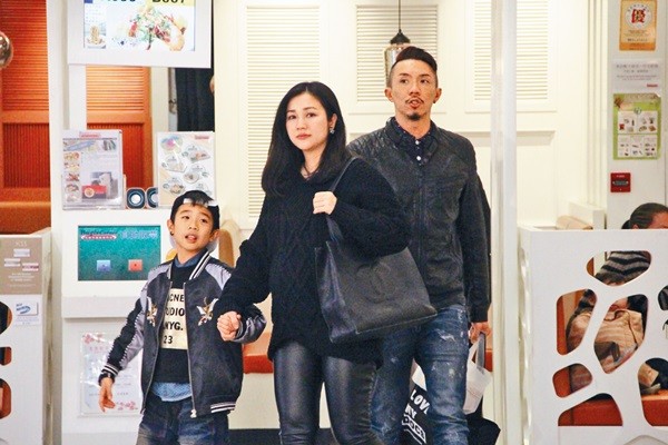 据台湾《东森新闻云》3月23日报道,香港演艺圈夫妇张继聪,谢安琪,今日