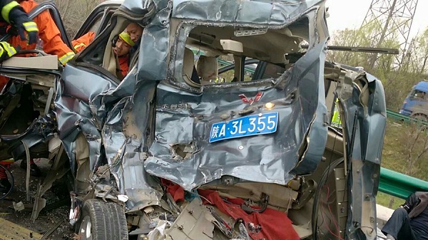 陕西西临高速发生严重交通事故造成6人死亡