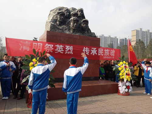 合阳社会各界清明前夕祭扫烈士墓 继承革命精神