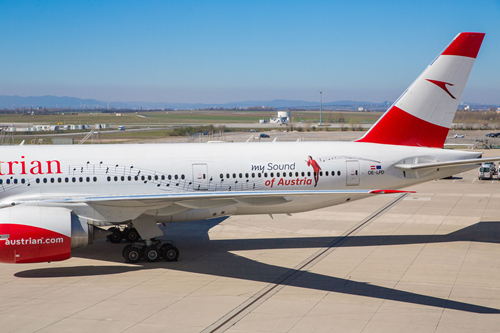 奥地利航空为波音777喷气式飞机增添“蓝色多瑙河” 涂装