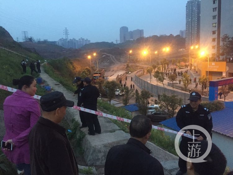 重庆一在建工地发生垮塌 已致3死3伤