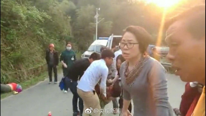 湖南郴州一绿化施工车翻车 12人死亡19人受伤