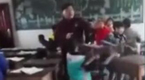 小学生推翻桌椅教室大闹 拎起凳子猛砸老师