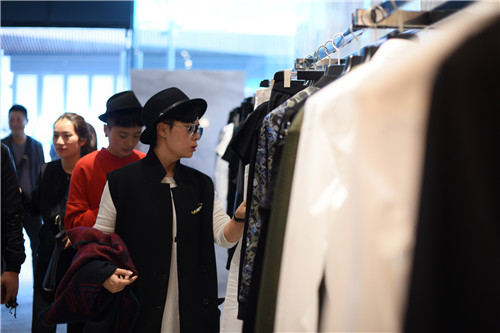 LES HOMMES入驻北京太古里 硬朗风范与军装阵营强势来袭