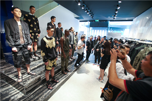 LES HOMMES入驻北京太古里 硬朗风范与军装阵营强势来袭