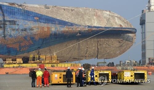 韩国“世越”号船体内发现遇难者遗物 包括船长护照