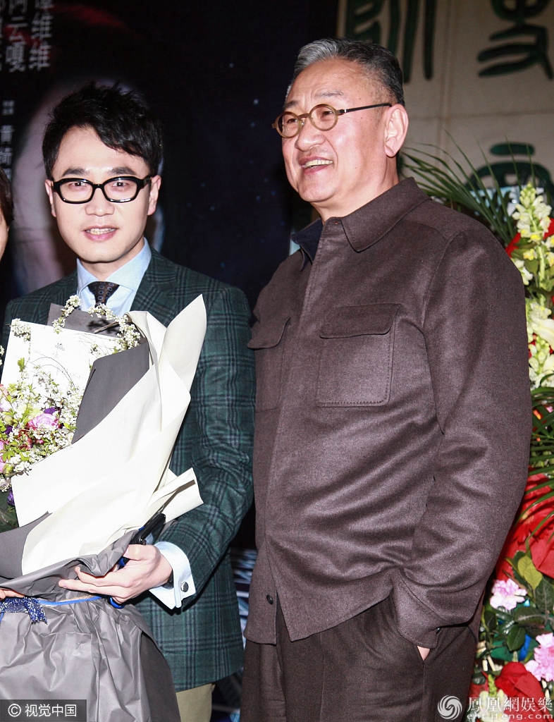 宋丹丹站台王铮亮音乐剧送花又送抱 罕见携老