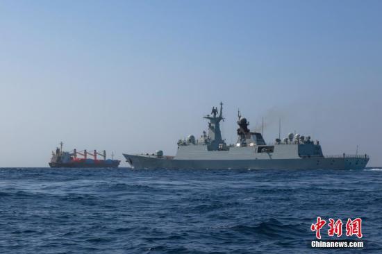 外籍商船亚丁湾遭海盗袭击 中国军舰紧急救援