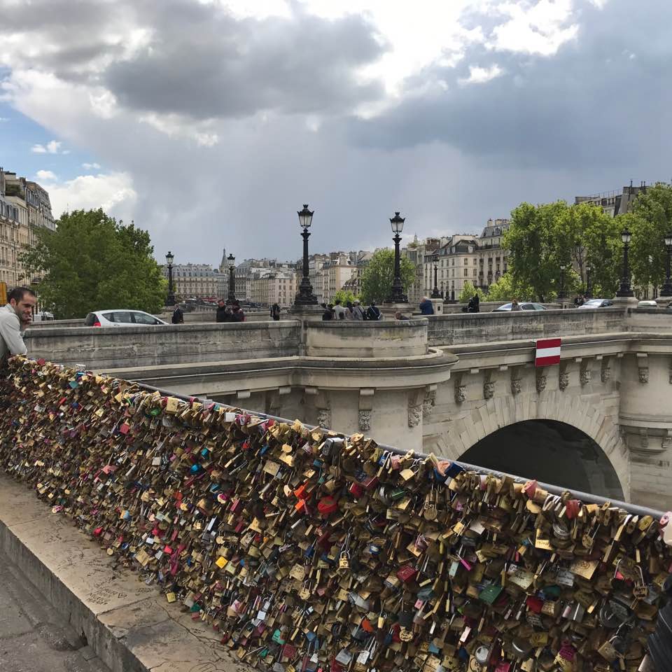 巴黎情人桥爱情锁全部拆除拍卖 单身狗笑晕在厕所