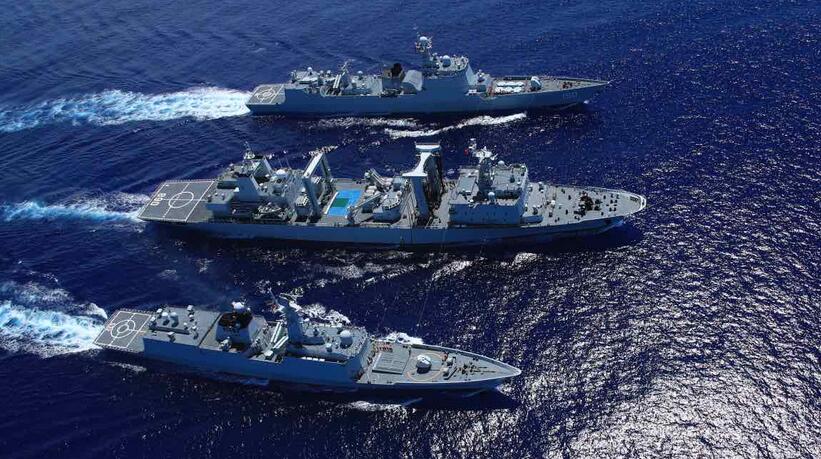 中国海军远航访问编队首次全编队航行补给