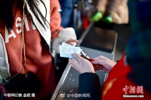 北京西站回应“取车票时有假志愿者骗财”