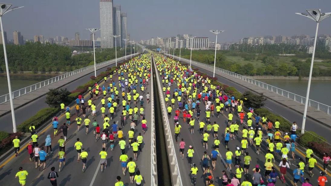 2017扬州鉴真国际半程马拉松赛鸣枪开赛