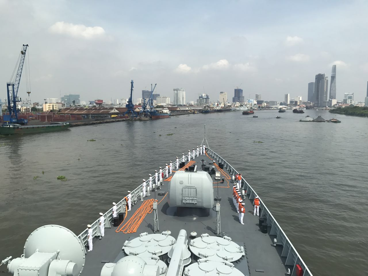 中国海军远航访问编队抵越南访问