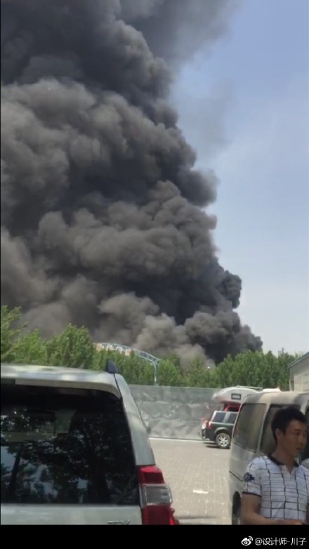 北京：蟹岛附近突发火灾 浓烟数公里外可见