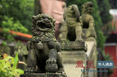 师徒二人田间锄地 一言不合弟子要活埋老和尚