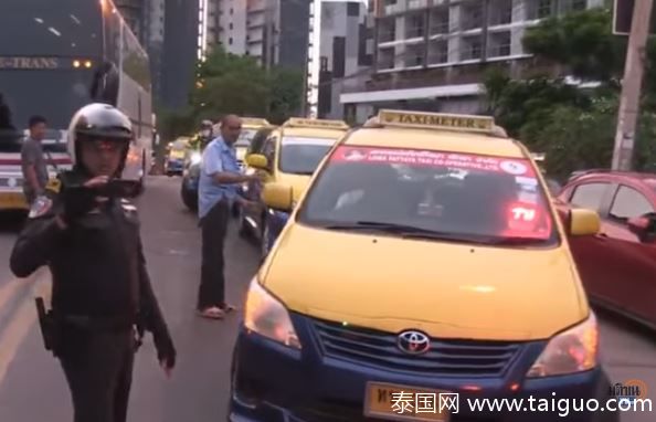 3中国游客在泰国遭20辆出租车围堵 交通瞬间瘫痪