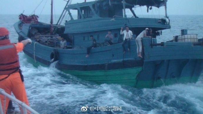 台当局以“越界”为由 查扣大陆渔船开5枪打伤2人
