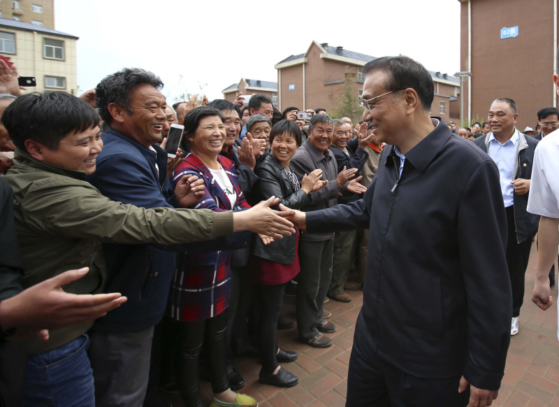 李克强冒雨探访河南新乡黄河滩区(组图)