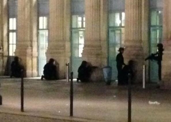 刚大选就出状况？法国警方深夜持枪封锁巴黎北站