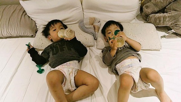 双胞胎儿子两岁还用奶嘴被批 范玮琪哽咽解释原因