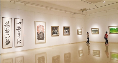 文化教育  原标题:河北科大师生艺术作品亮相市美术馆 展览现场 展览