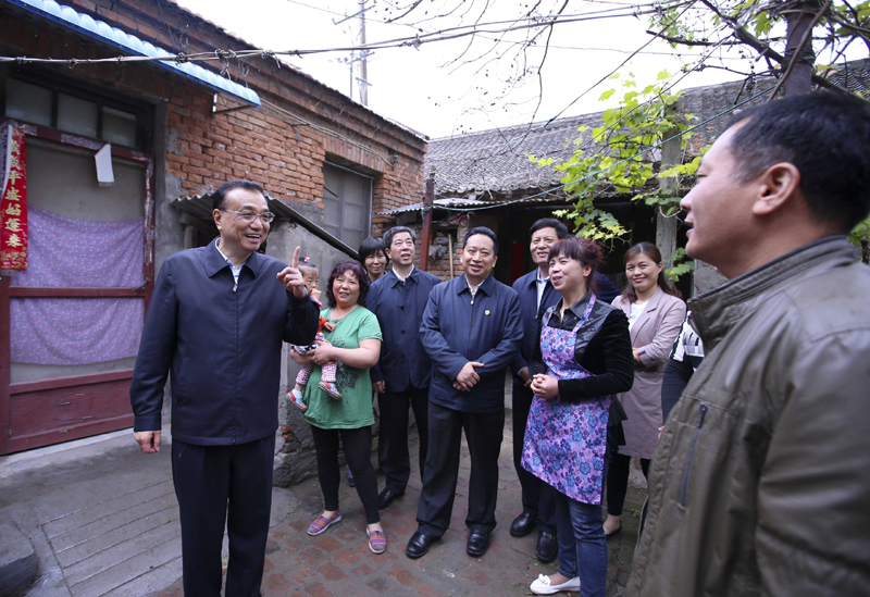 李克强冒雨探访河南新乡黄河滩区(组图)