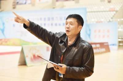 从广陵小学走出的技巧世界冠军赵杰如今是南京体育学院的老师。