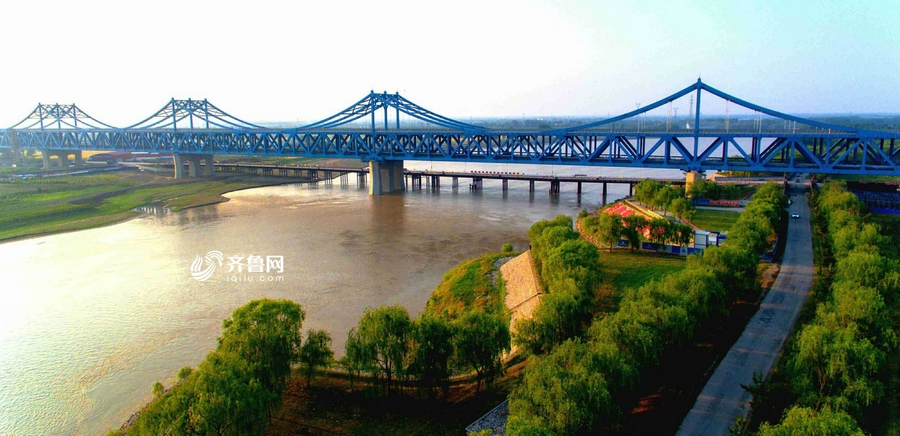 济南首座黄河公路铁路两用桥,将于年底全部完工通车.