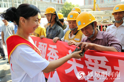 郑州流动人口_郑州开管流动人口 暂住30日以上要办居住证-打印文章(2)