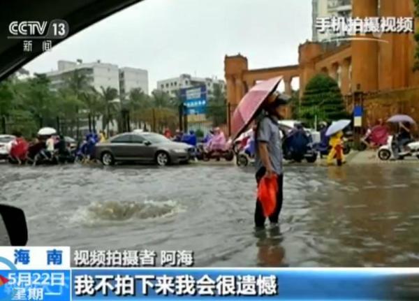 【转】凤凰暖新闻 暴雨冲走井盖 老人冒雨坚守一小时示警 - 妙康居士 - 妙康居士~晴樵雪读的博客