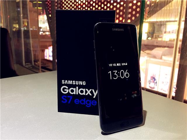 三星Galaxy S7 edge屏幕荣获“年度显示屏”称号